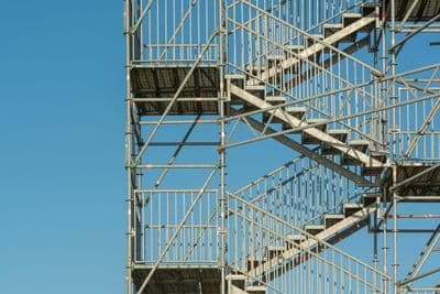 Escaliers d’accès sécurisés sur un échafaudage
